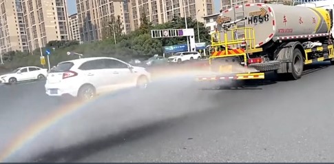 Kỳ lạ xe tải chở nước phun ra cầu vồng ở Trung Quốc